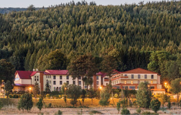 Malinowy Raj is a modern four-star hotel belonging to the renowned Malinowe Hotele group, which specializes in wellness, therapeutic, and rehabilitation stays.